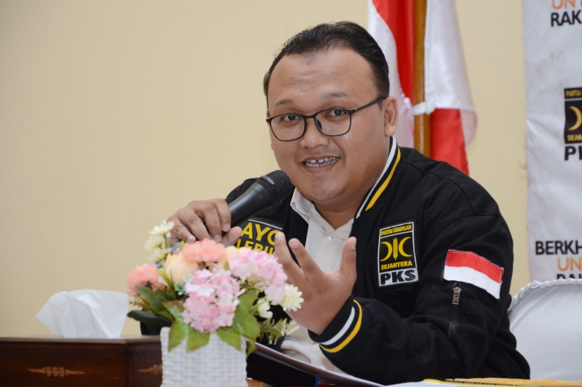 Juru Bicara PKS Muda, Mohamad Kholid memberikan keterangan pers soal Janji Politik IV PKS Bebas Pajak Penghasilan Hingga Rp 8 Juta di kantor DPP PKS, Kamis (21/2) (Donny/PKSFoto)