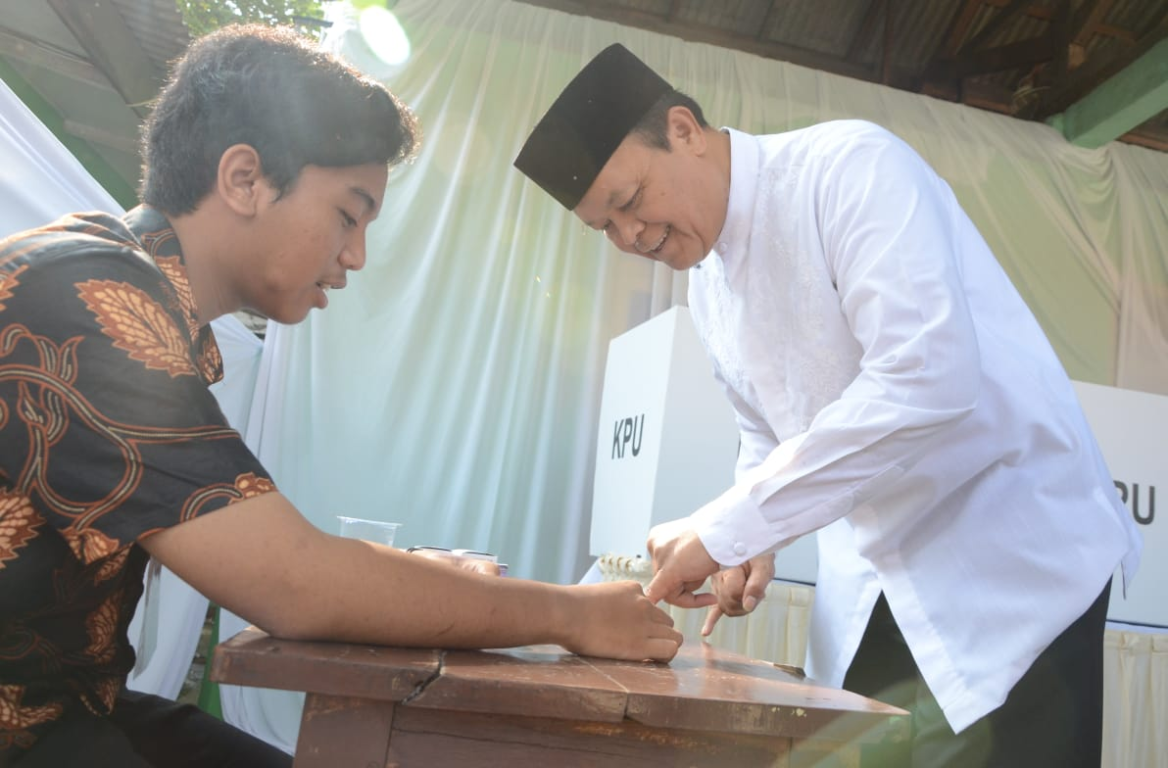 Wakil Ketua Majelis Syuro PKS Hidayat Nur Wahid mencelupkan jari ke tinta usai mencoblos di TPS 028 Mampang, Jakarta Selatan, Rabu (17/4) (Donny/PKSFoto)