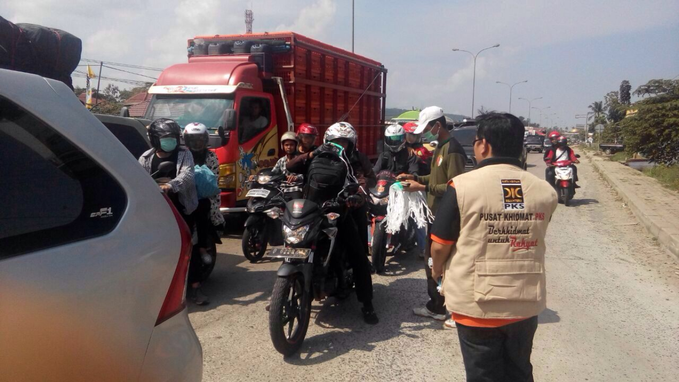 Aksi Kader PKS Lampung bagikan masker bagi para pemudik