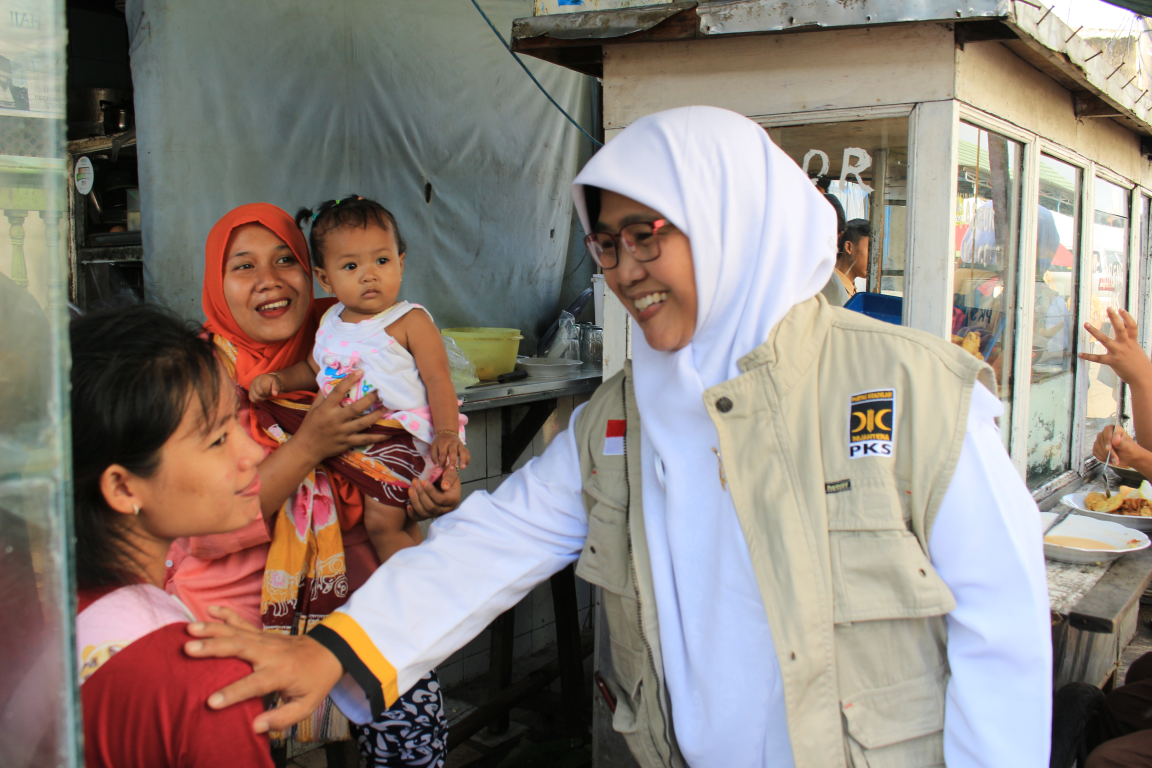 Ketua Bidang Perempuan dan Ketahanan Keluarga (BPKK), Wirianingsih saat menyapa masyarakat kampung Blok Empang