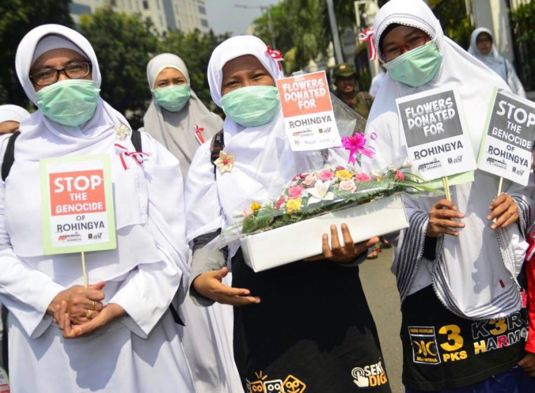 Kader perempuan PKS melelang bunga untuk didonasikan kepada rakyat Rohingya dalam Aksi Bela Rohingya di Jakarta, Sabtu (16/9). (PKS Foto)