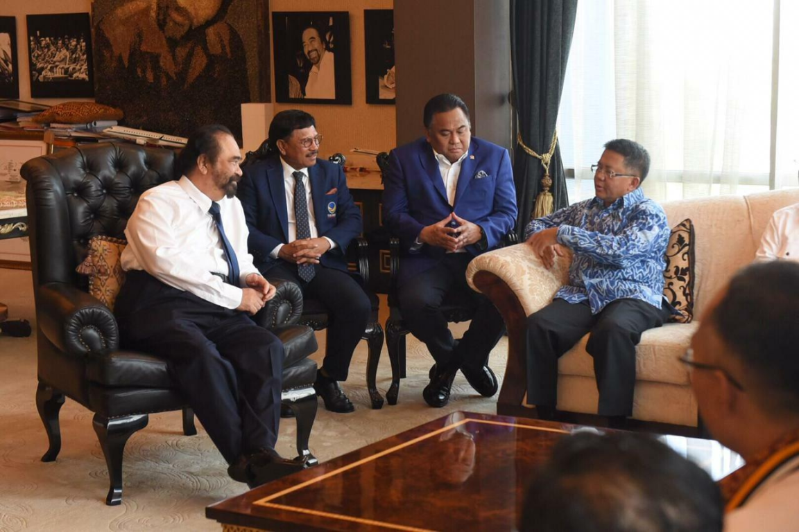 Presiden Partai Keadilan Sejahtera Mohamad Sohibul Iman beserta jajaran saat melakukan dialog kebangsaan dengan Partai Nasdem di kantor DPP Partai Nasdem, Jakarta Pusat, Rabu (29/01/2020). (Donny/PKSFoto)