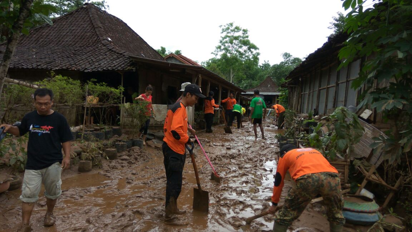 Bersama masyarakat, Relawan PKS Jateng membersihkan jalan desa terdampak longsor dan banjir di Wonogiri