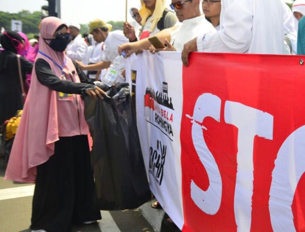 Salah satu anggota Tim Semut menyediakan kantong sampah agar Aksi Bela Islam di Jakarta, Sabtu (16/9) tetap bersih. (PKS Foto)