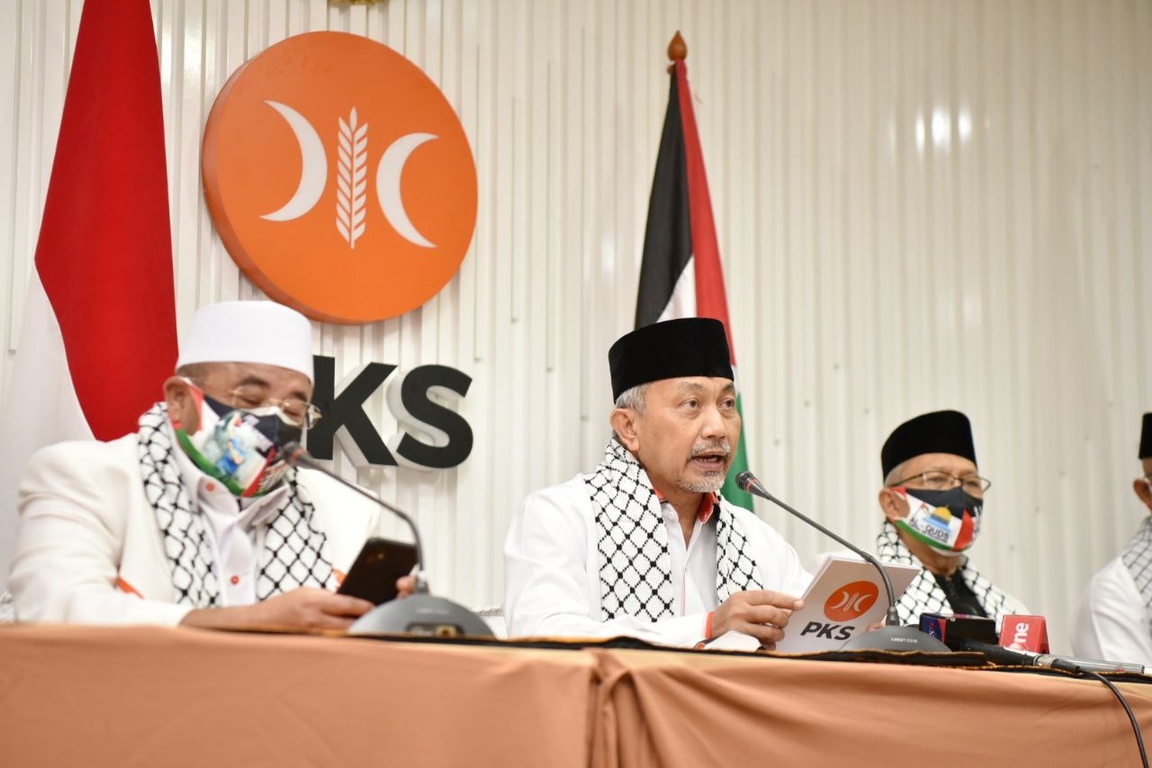 Presiden PKS Ahmad Syaikhu didampingi Sekretaris Jenderal Habib Aboe Bakar Al-Habsyi dan Bendahara Umum Mahfudz Abdurrahman dalam konferensi Pers PKS menolak Agresi Israel di Jalur Gaza (Donny/PKSFoto)