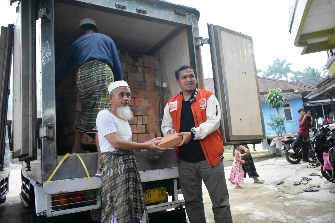 Juru Bicara PKS Pipin Sopian memberikan 10 ribu bata merah ke Pondok Pesantren Baitul Ikhwan Al-Munawwar Purwakarta (Pasundan Ekspres)