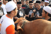 FOTO : Sembelih Langsung Hewan Kurban, Presiden PKS: Pengingat Menyembelih Keserakahan