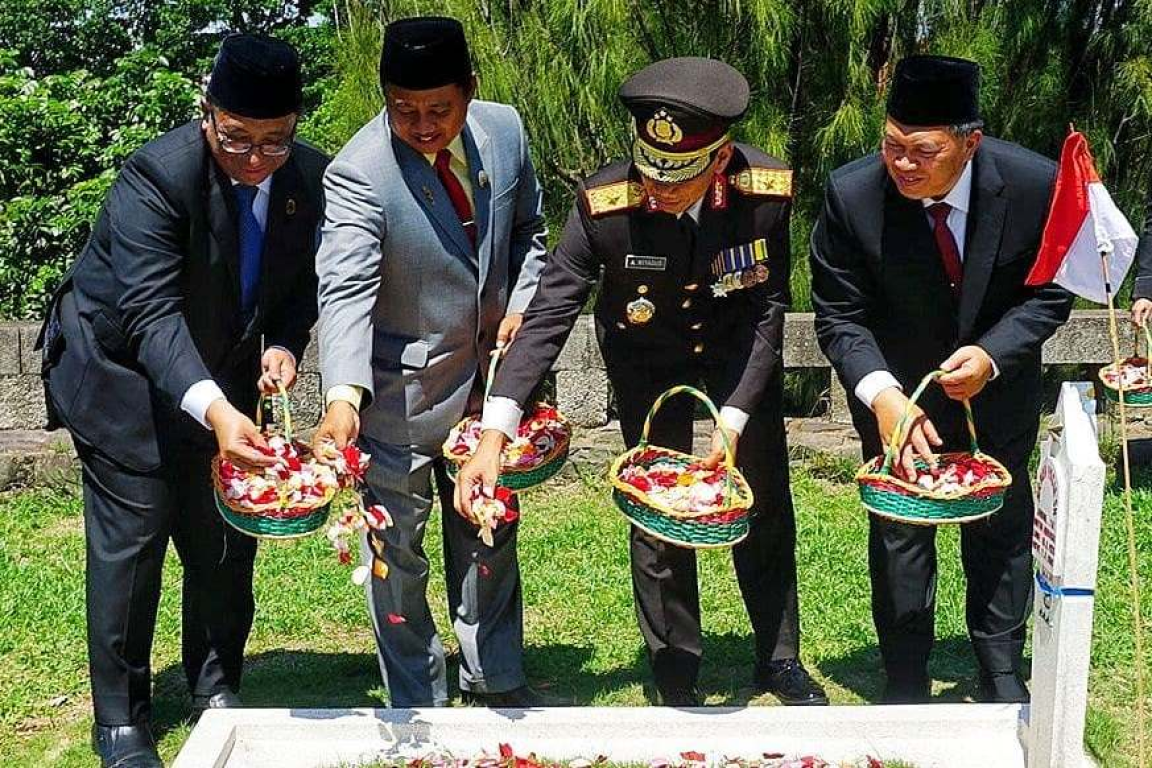 Ketua Fraksi PKS DPRD Jawa Barat Haru Suandharu (paling kiri)