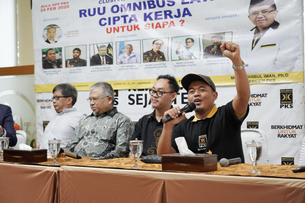 Ketua Bidang Pekerja Petani Nelayan DPP PKS Riyono dalam diskusi RUU Omnibus Law Cipta Kerja di DPP PKS Jakarta Selatan, Senin (24/2/2020). (Donny/PKSFoto)