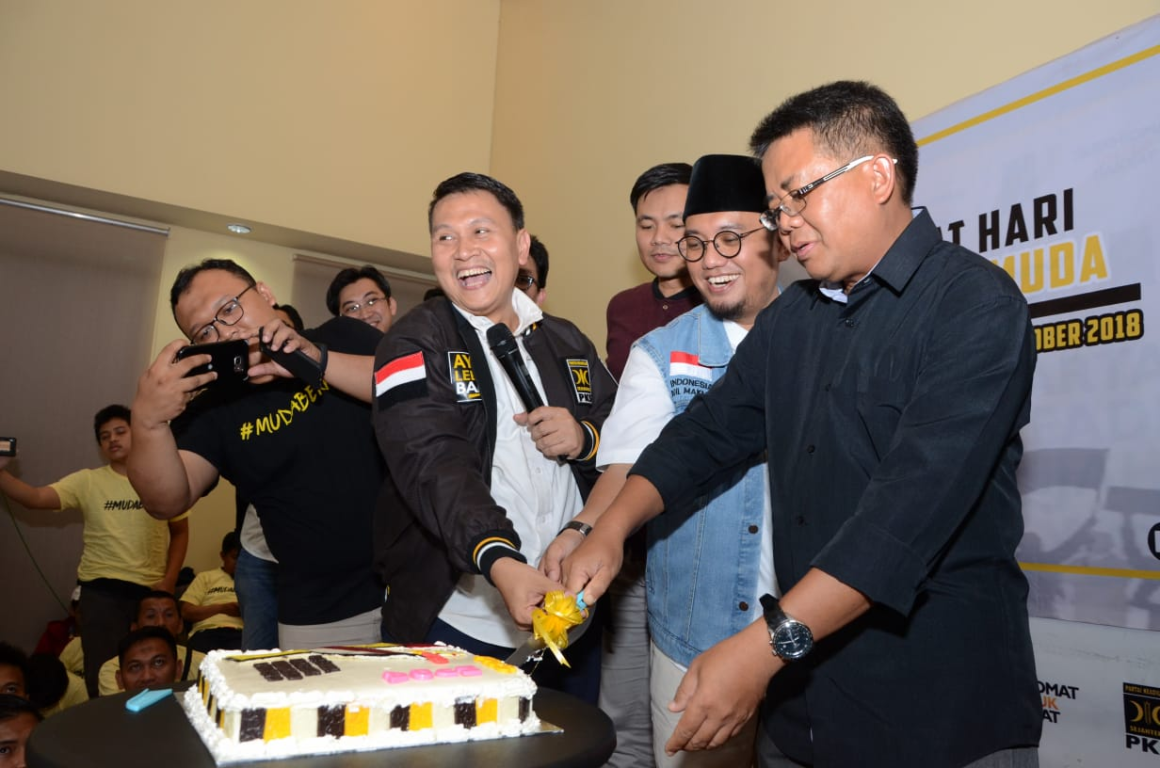 (ki-ka) Mardani Ali Sera, Dahnil Azhar Simanjutak dan Presiden PKS Mohamad Sohibul Iman dalam Milad 1 PKS Muda sekaligus memperingati Sumpah Pemuda di kantor DPP PKS, Jakarta, Ahad (28/10) (Donny/PKSFoto)