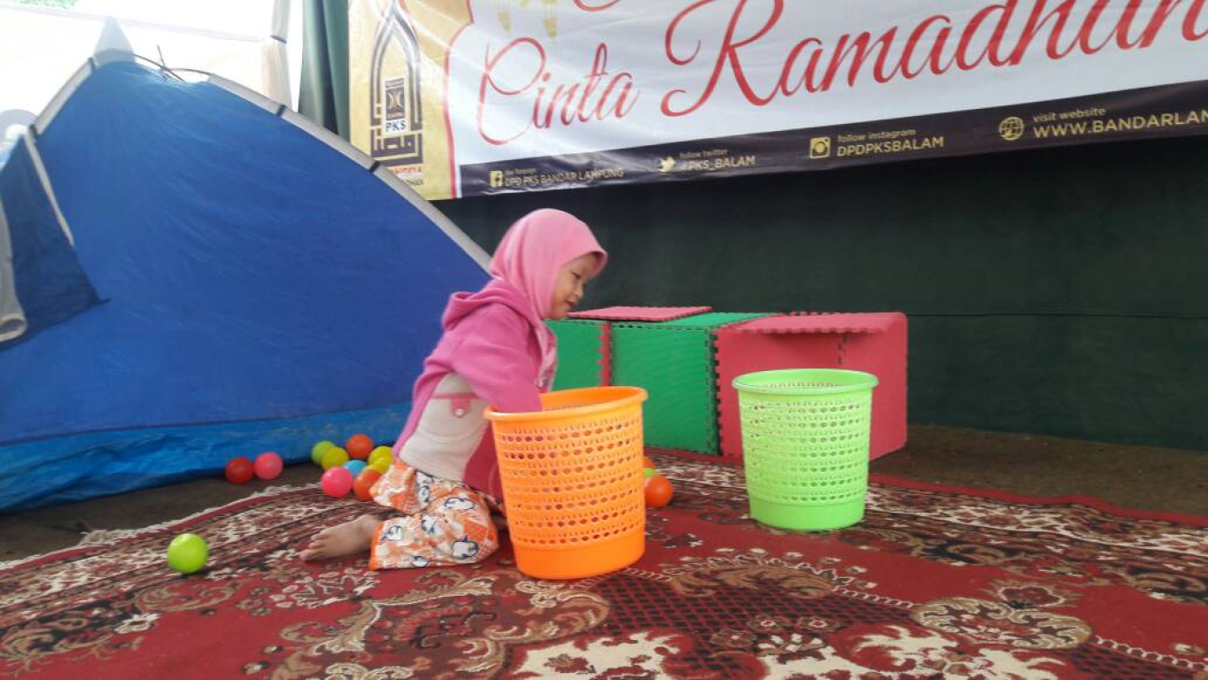 Anak pemudik sedang bermain bola Posko Mudik Ramah Keluarga PKS Bandar Lampung