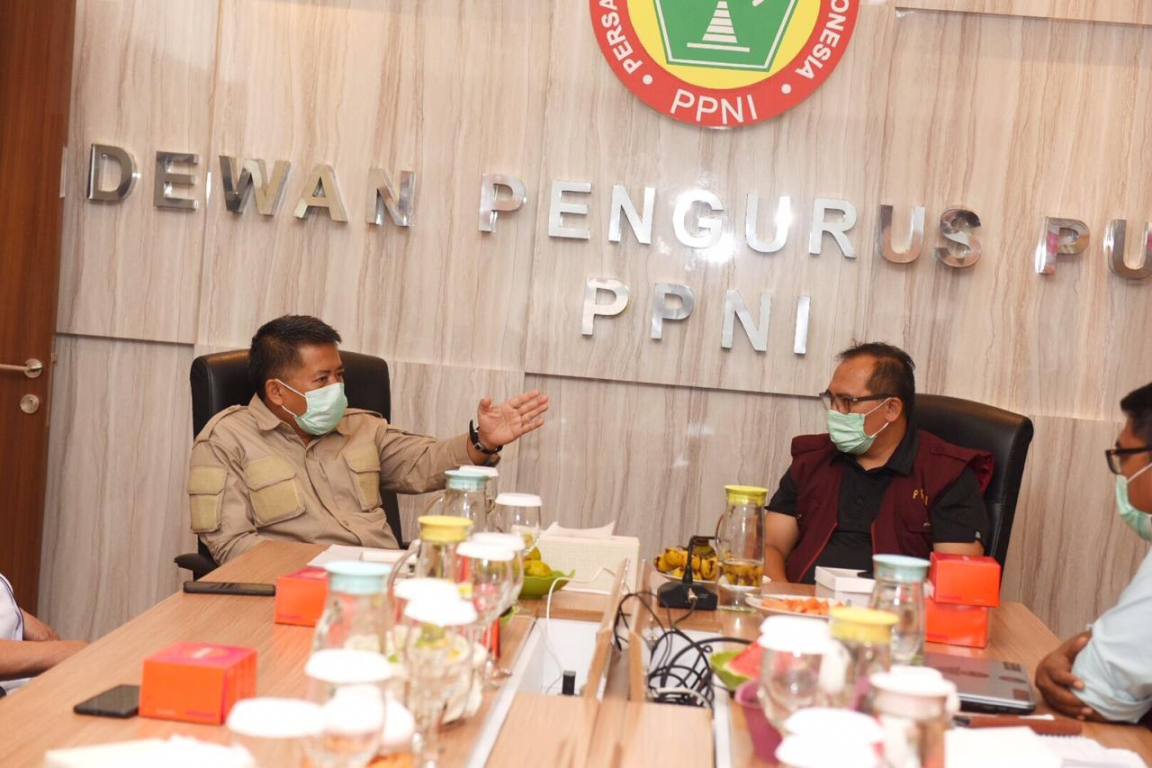 Presiden PKS Mohamad Sohibul Iman saat mengunjungi PP Persatuan Perawat Nasional Indonesia guna memberikan bantuan APD dalam menghadapi wabah corona. (M Hilal/PKSFoto)