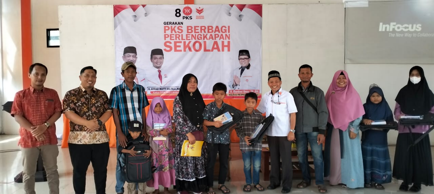Legislator PKS Lampung Mardani Umar memberikan bantuan peralatan sekolah untuk peserta didik yang kurang mampu