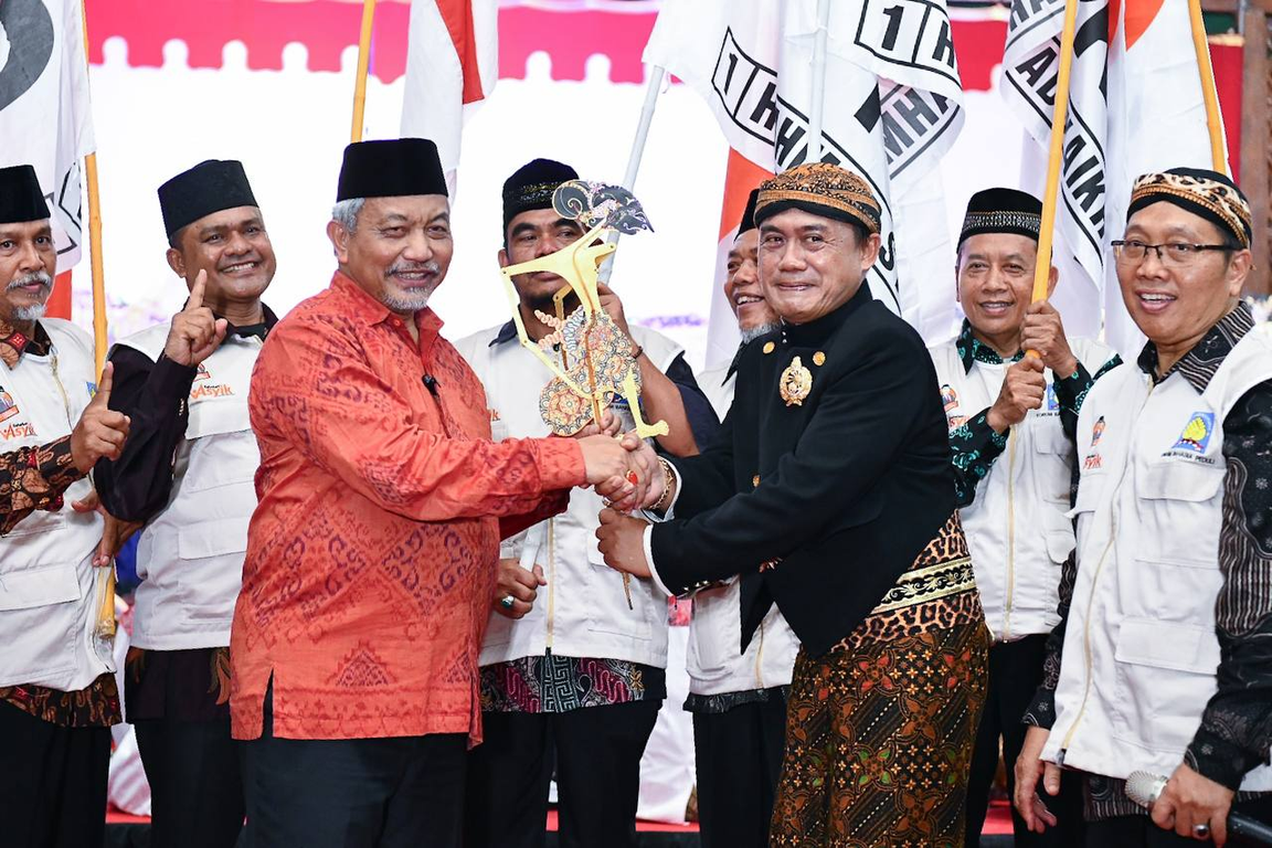 Presiden PKS Ahmad Syaikhu menghadiri Pagelaran Wayang Kulit pada puncak peringatan Pesta Rakyat kedua yang diselenggaran oleh Forum Bahagia Peduli di Mrakas, Kec. Babelan, Kab. Bekasi. (Donny/PKSFoto)