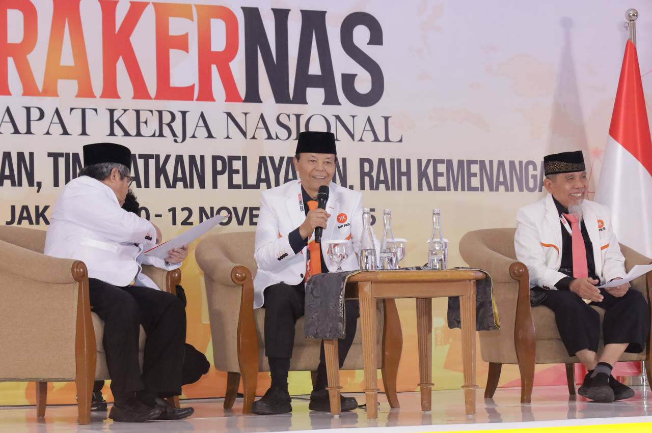 Ketua Mahkamah Partai, Dr. H. M. Hidayat Nur Wahid, MA. (tengah) dan Ketua DSP PKS: Dr. KH. Muslih Abdul Karim, MA.(paling kanan) pembicara utama dalam sesi arahan dari Mahkamah Partai dan Dewan Syariah Pusat PKS di Jakarta, Senin, (10/11/2025).