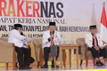 Ketua Mahkamah Partai, Dr. H. M. Hidayat Nur Wahid, MA. (tengah) dan Ketua DSP PKS: Dr. KH. Muslih Abdul Karim, MA.(paling kanan) pembicara utama dalam sesi arahan dari Mahkamah Partai dan Dewan Syariah Pusat PKS di Jakarta, Senin, (10/11/2025).