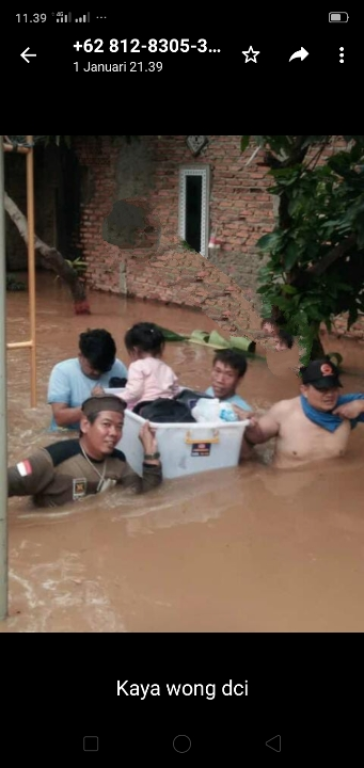 Evakuasi Balita dengan Boks oleh Relawan PKS DPC Cibitung