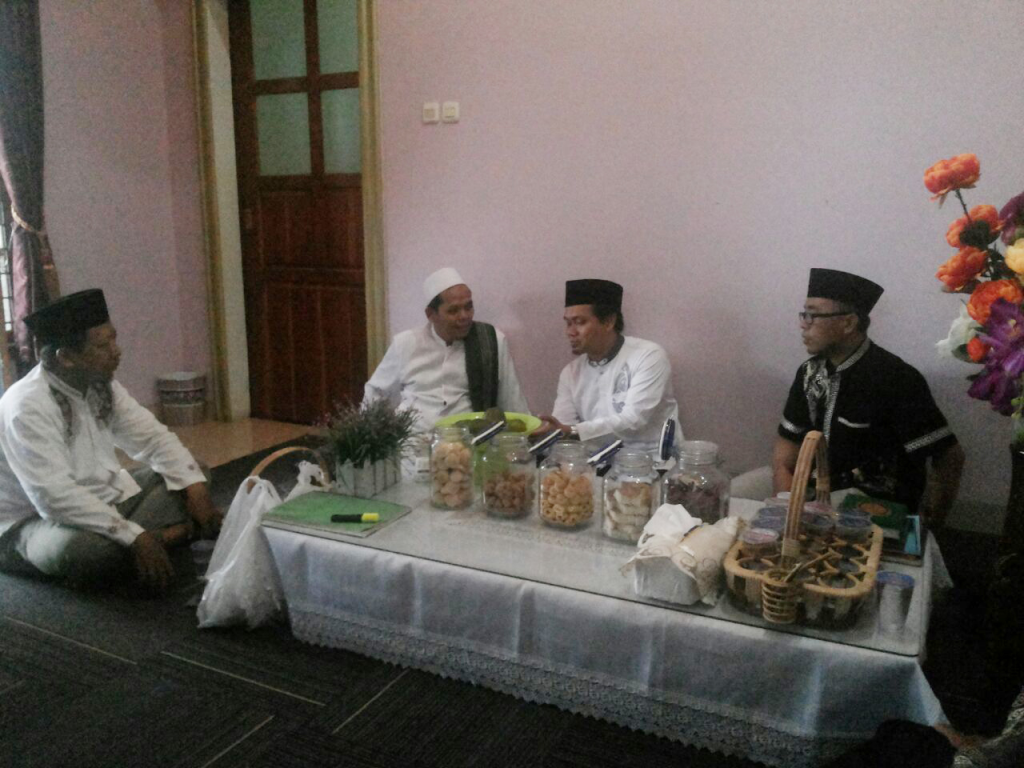 Ketua DPW PKS Lampung Ahmad Mufti Salim (ketiga dari kiri) bersama BPU DPD PKS Bandar Lampung saat bersilaturaham dengan pimpinan pondok pesantren Al Munawwirus Sholeh, KH. Ainul Ghani (kopiah putih)