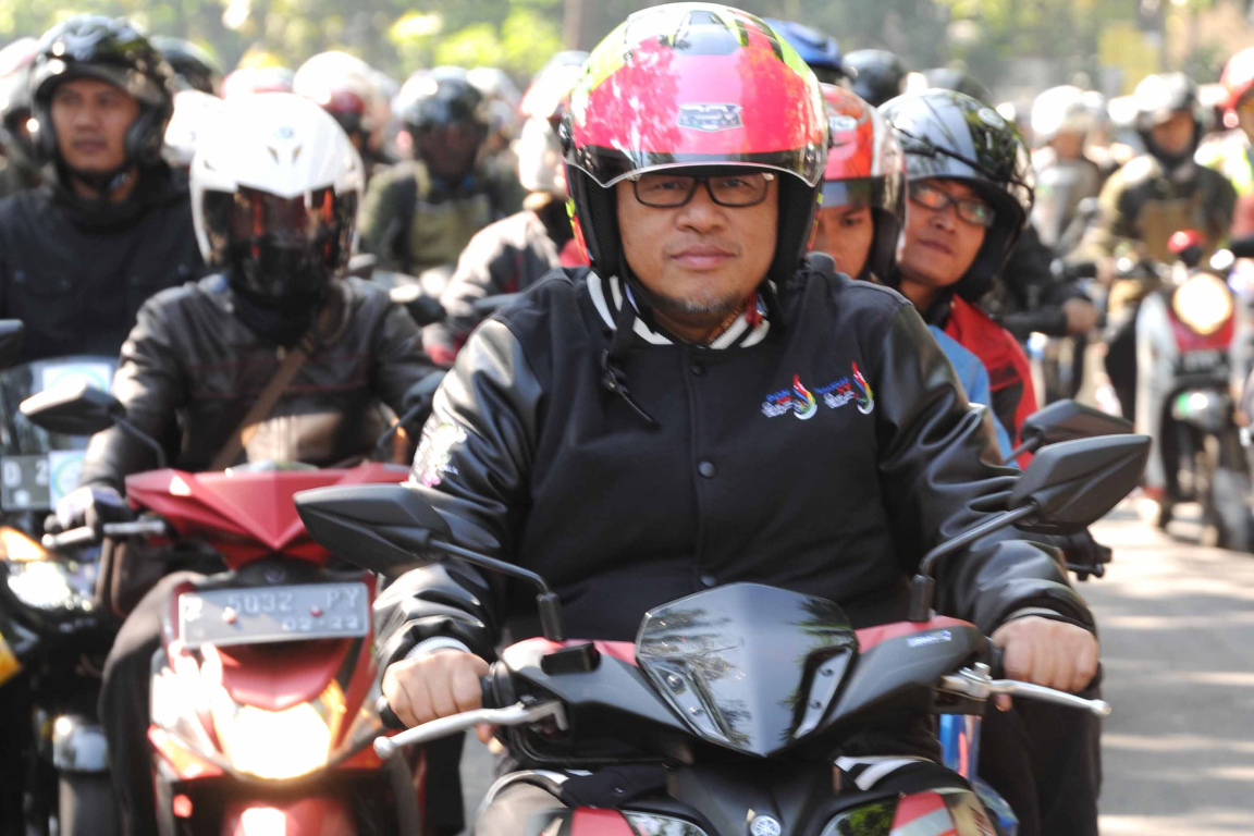 Gubernur Jawa Barat Ahmad Heryawan (Aher) mengendarai motor