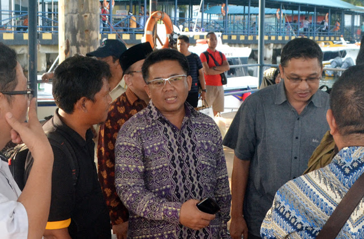 Presiden PKS Mohamad Sohibul Iman di Pelabuhan Punggur, Batam saat akan menyebrang ke ibu kota Kepri, Tanjungpinang, Ahad (30/7/2017). (Humas PKS Kepri)