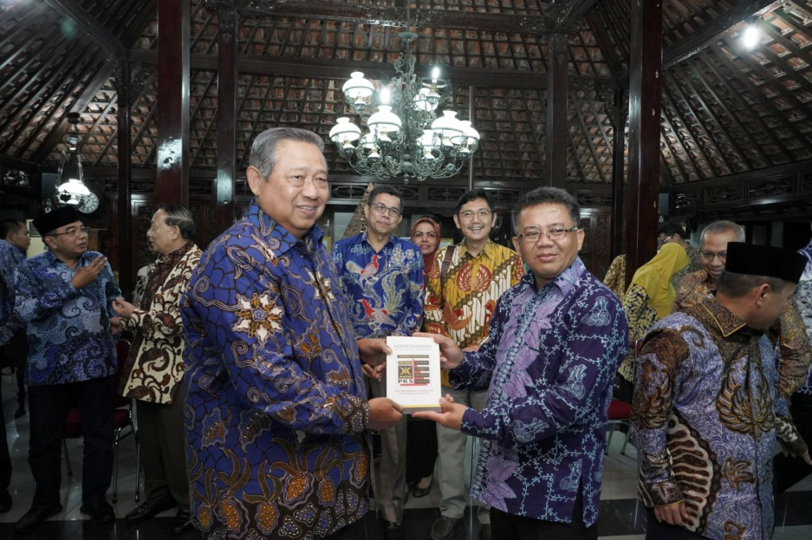 Presiden PKS Mohamad Sohibul Iman memberikan platform perjuangan PKS kepada Ketua Umum Partai Demokrat Susilo Bambang Yudhoyono dalam pertemuan di Cikeas, Kamis (12/3) (Donny/PKSFoto)