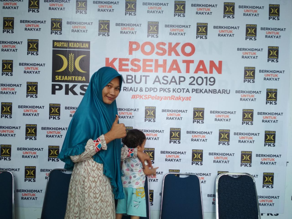 Lelly Pane di Posko Pengungsian PKS Riau