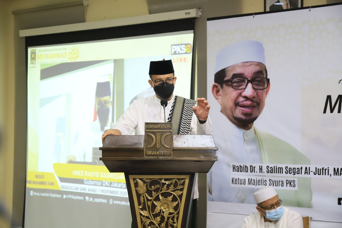 Gubernur DKI Jakarta Anies Baswedan memberikan sambutan dalam Maulid Nabi SAW di kantor DPP PKS Jakarta, Ahad (1/11) (Yopi/PKSFoto)