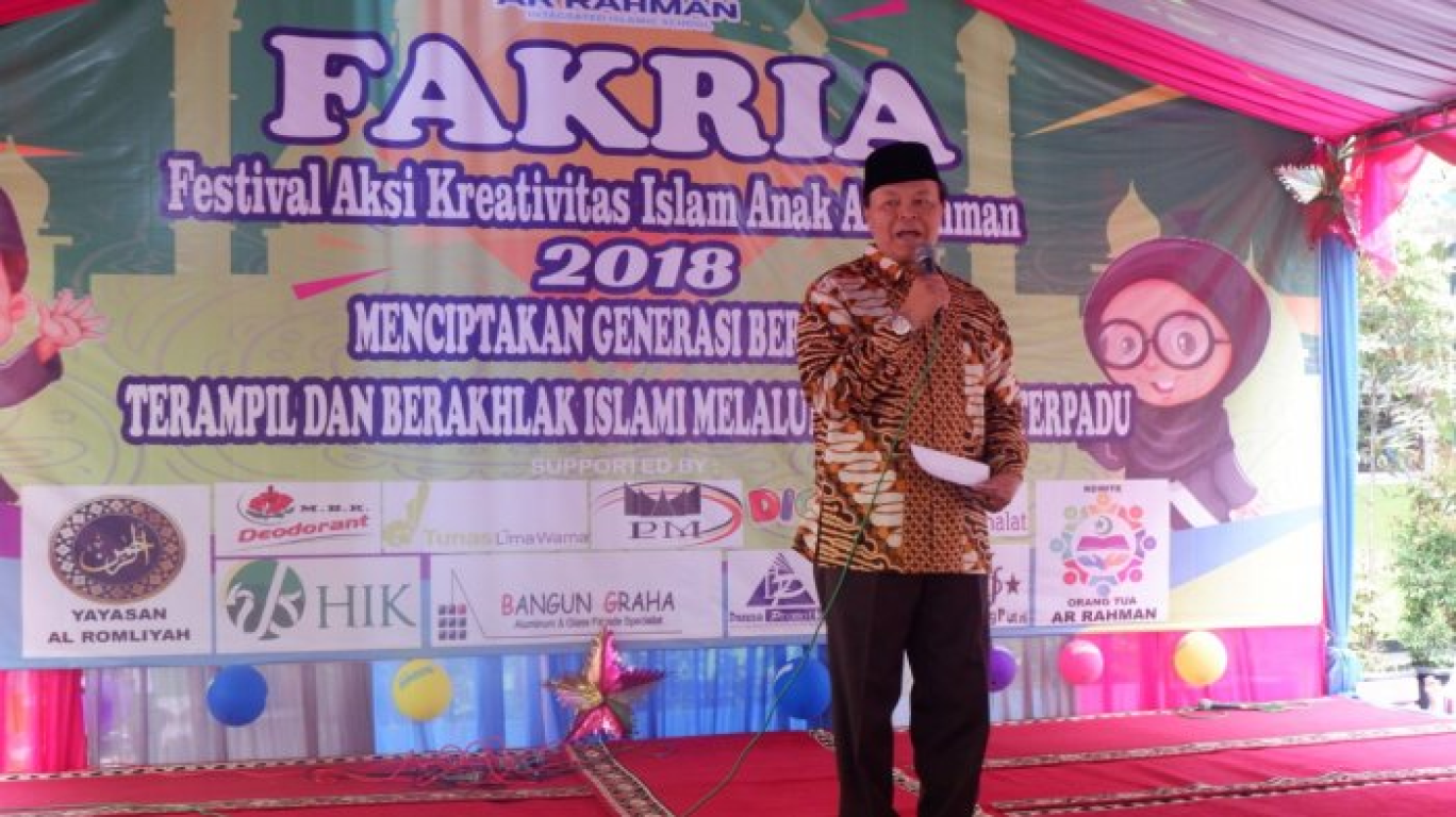 Wakil Ketua MPR RI Hidayat Nur Wahid kemampuan para murid dan wali murid SDIT Ar Rahman tentang adanya kata iman, takwa, dan akhlak mulia di UUD NRI Tahun 1945, Ahad (04/11)