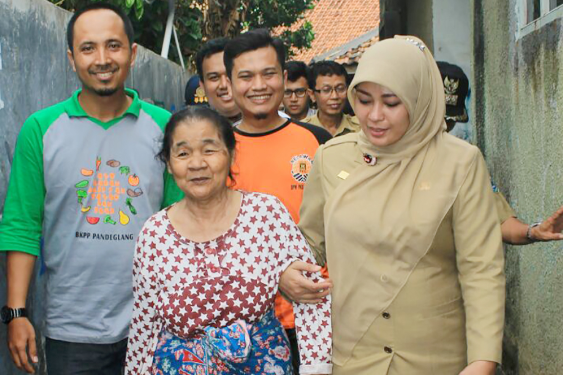 Ketua DPD PKS Pandeglang Asep Rafiudin bersama kader PKS lain diajak Bupati Pandeglang Irna Narulita mengunjungi keluarga korban meninggal banjir bandang yang terjadi di Labuan dan Carita