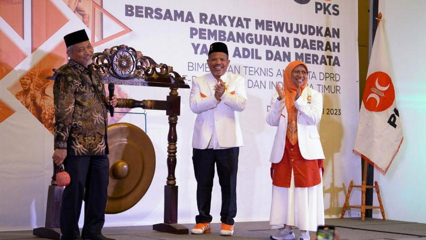 Ketua Badan Pembinaan Wilayah PKS Bali Nusra Johan Rosihan bersama Presiden PKS Ahmad Syaikhu di acara Bimtek Anggota DPRD PKS se Bali Nusra dan Indonesia Timur. (Sumber: Samawara.com)