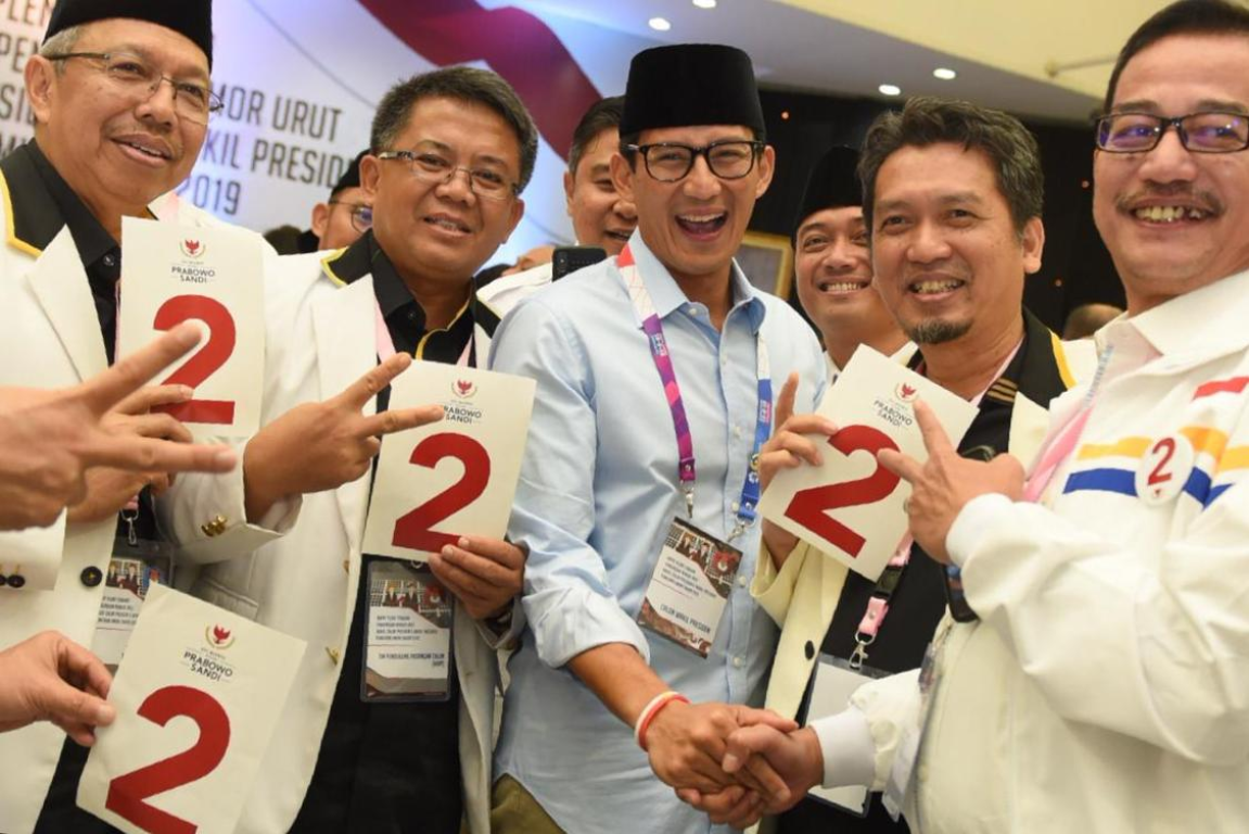 Presiden PKS Mohamad Sohibul Iman bersama Cawapres Sandiaga Uno saat penetapan Capres-Cawapres di KPU, Jumat (21/9) (M Hilal/PKSFoto)