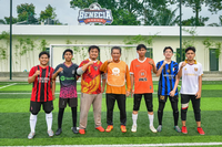 FOTO : Presiden PKS Almuzzammil Yusuf Bermain Mini Soccer Bersama Pemuda Pekanbaru