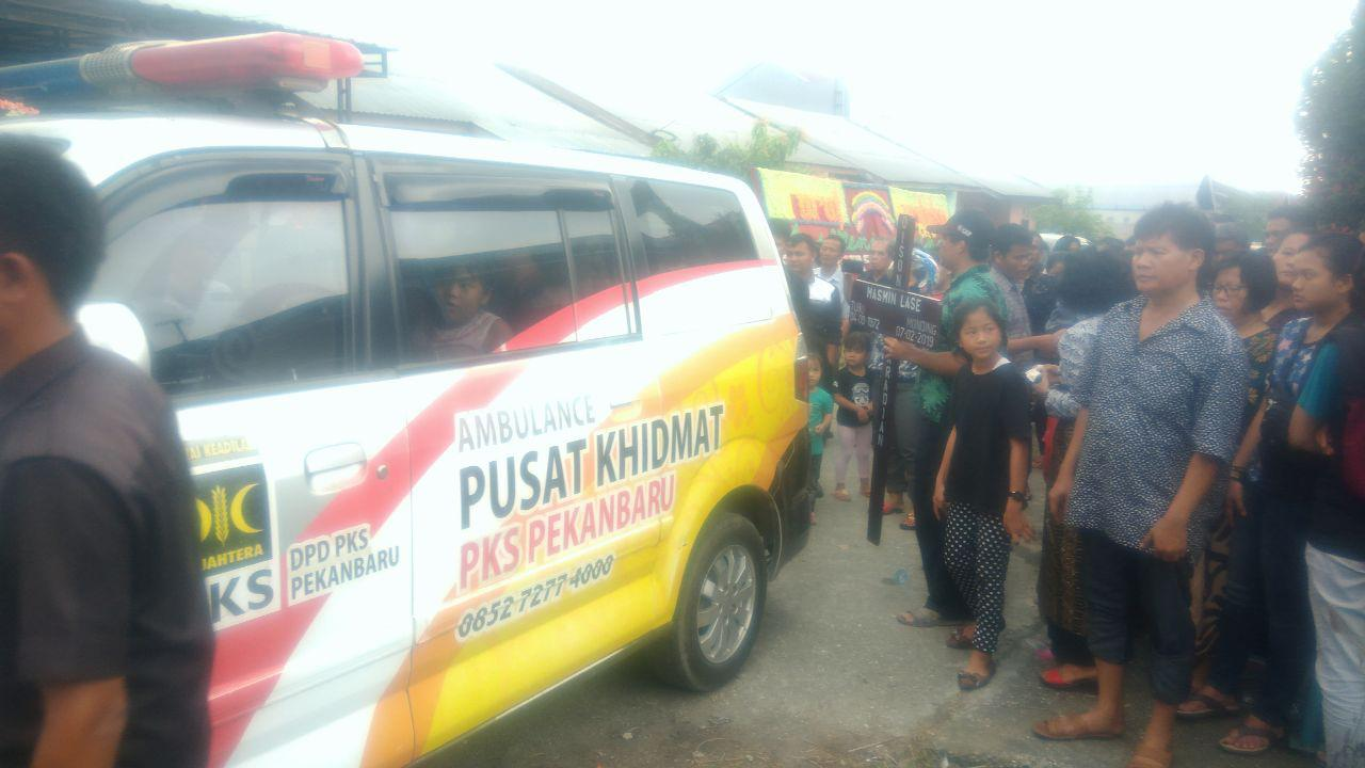 Ambulan Pusat Khidmat DPD PKS Riau saat mengantarkan Jenazah Maskin Lase, Pekanbaru, Sabtu (9/02/2019). (dok DPW PKS Riau)