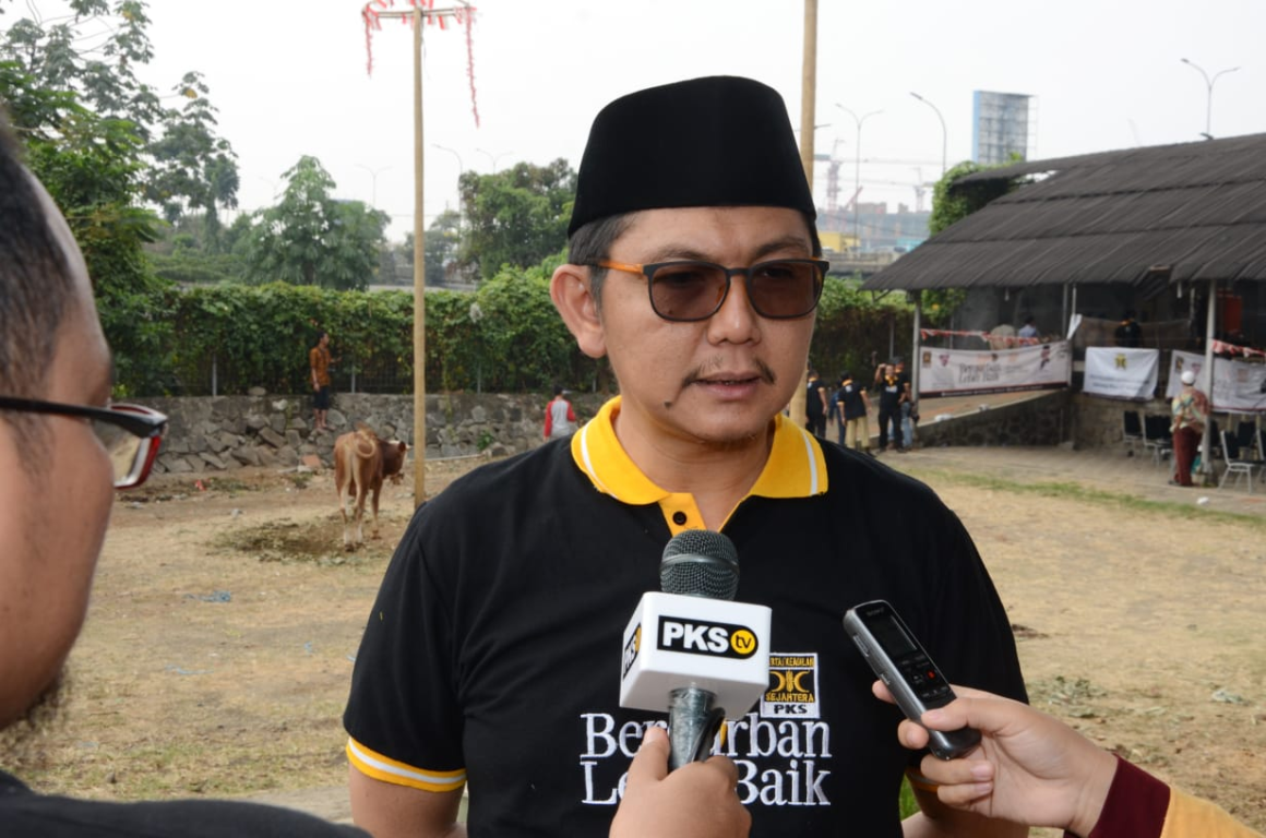 Sekretaris Jenderal PKS, Mustafa Kamal di sela-sela pemotongan hewan kurban di kantor DPP PKS, Jakarta, Kamis (23/8) (Donny/PKSFoto)