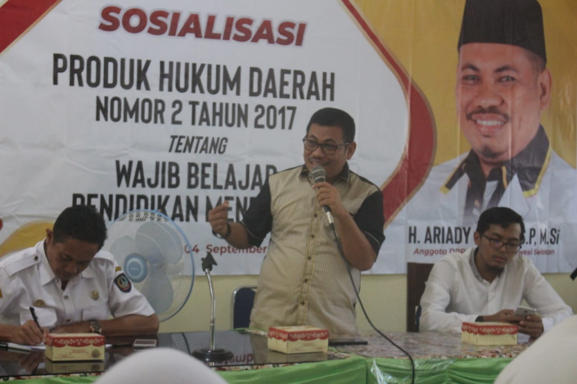 Anggota FPKS  DPRD Sulsel, Ariady Arsal melakukan sosialisasi perda nomor 2 tahun 2017 tentang Wajib Belajar Pendidikan Menengah, kegiatan berlangsung di SMAN 1 Gowa, Rabu (04/09/2019) (Humas PKS Sulsel)