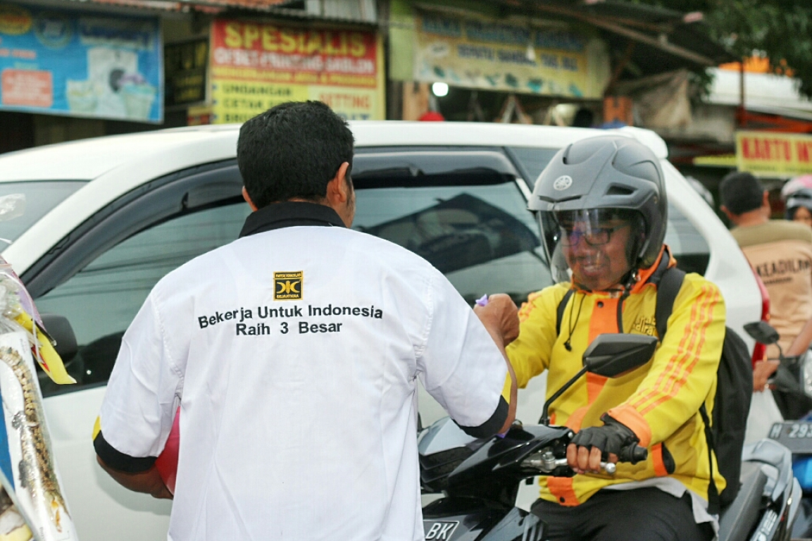 Seorang kader PKS Bergas nampak membagikan takjil gratis Ramadhan di sekitar pertigaan Polsek Bergas. (Nur Yulianto/PKS Foto Kab Semarang)
