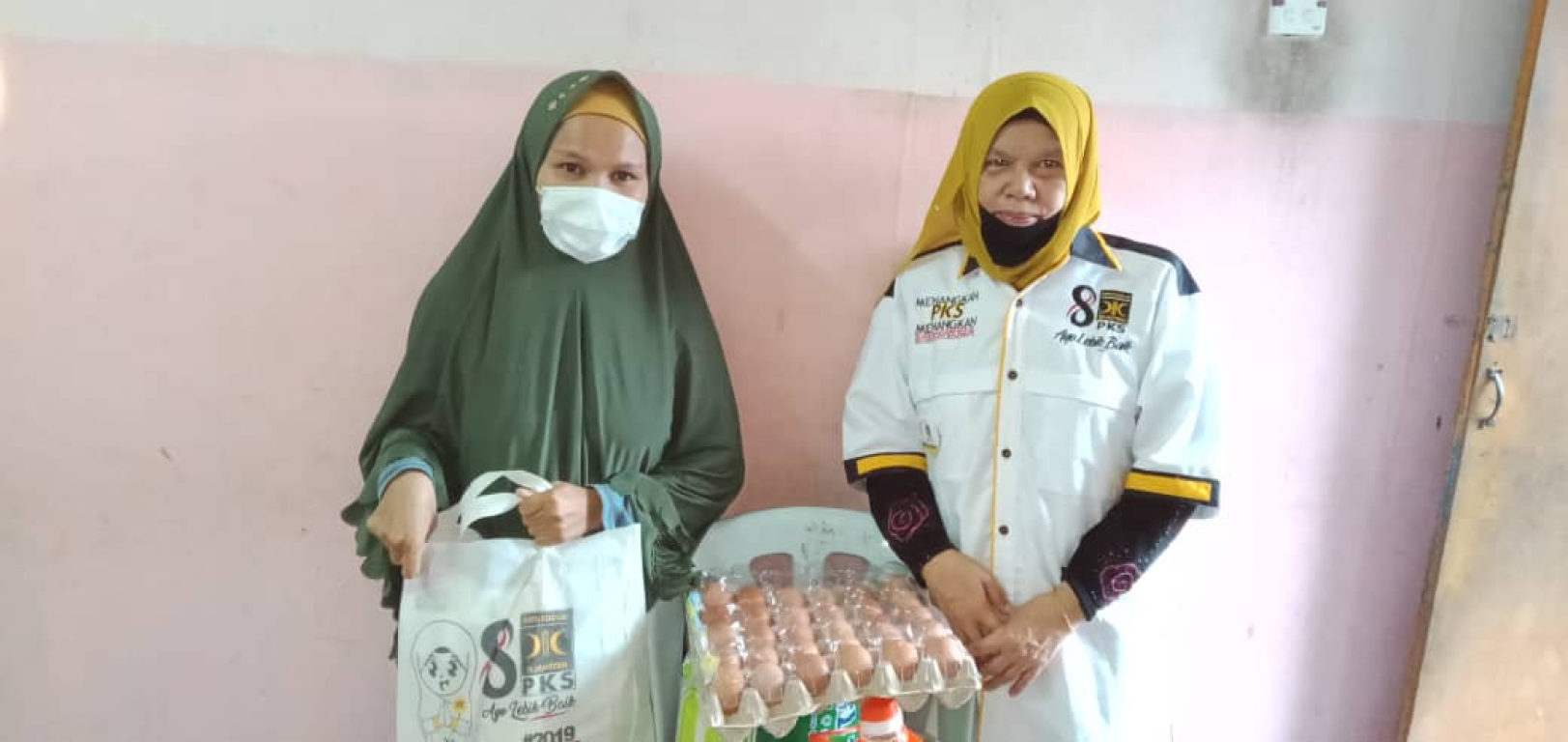 PIP Malaysia memberikan bantuan sembako bagi PMI di Malaysia yang terdampak kebijakan MCO Pemerintah Malaysia (dok PIP PKS Malaysia)