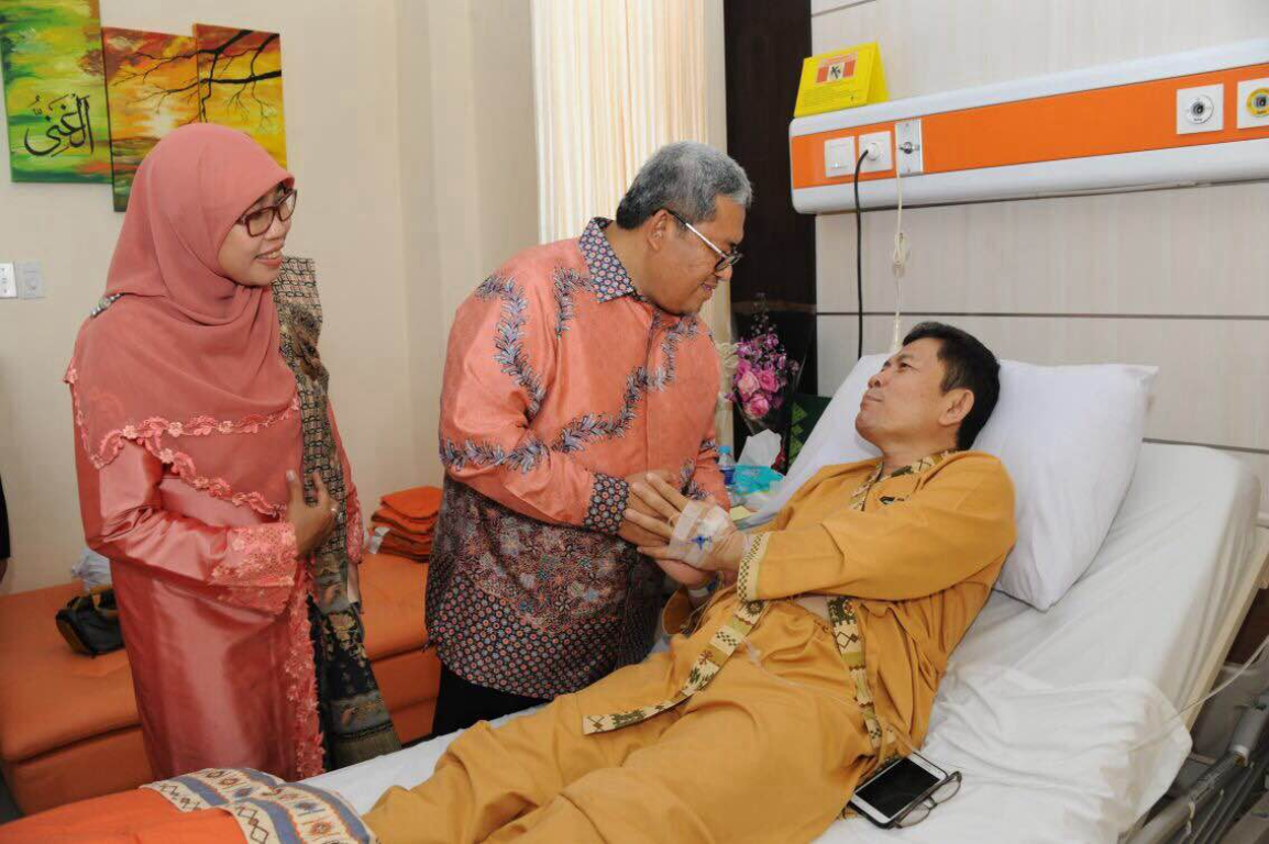 Gubernur Jawa Barat, Ahmad Heryawan beserta Istri mengunjungi salah satu pasien rumah sakit