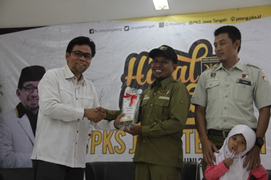 Pemberian penghargaan posko mudik terbaik saat Halal Bihalal PKS Jateng (Foto: Humas Jateng)