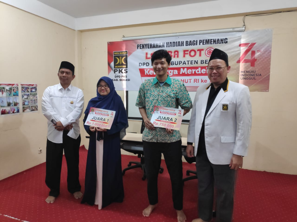 Ketua DPD PKS Kabupaten Bekasi, Mohamad Nuh dan pemenang lomba foto keluarga merdeka di Kantor DPD PKS Kabupaten Bekasi, Tambun Selatan pada Jum'at (20/9/) siang. (dok Humas PKS Kab Bekasi)