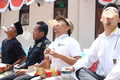 Ketua DPW PKS Lampung Mufti Salim mengikuti lomba makan kerupuk usai upacara.