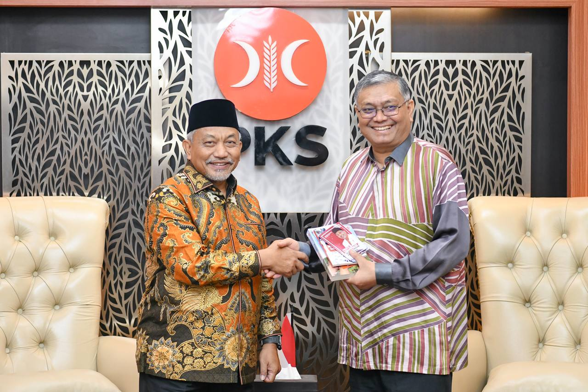 Presiden PKS Ahmad Syaikhu menerima kunjungan Wakil Menteri Dalam Negeri Malaysia Dato Sri Shamsul Anuar Nasarah (Donny/PKSFoto)