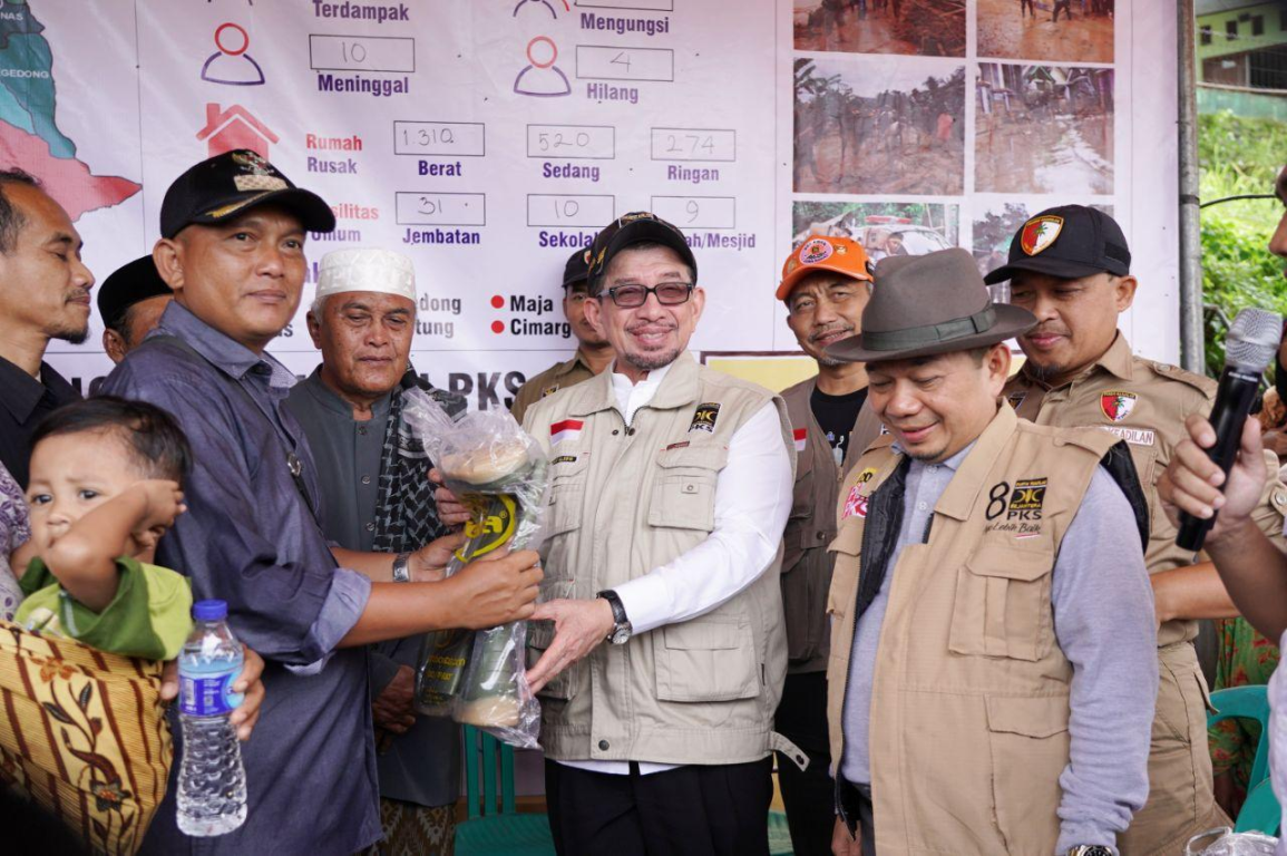 Pemberian bantuan secara simbolis yang diserahkan oleh Ketua Majelis Syuro Habib Salim Segaf Al Jufri kepada Kepala Desa Sukarame, Lebak, Sabtu (14/01/2020). (Donny/PKSFoto)