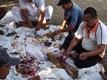 Kader dan simpatisan DP 5 PKS Kab. Jepara memotong dan membungkus daging untuk dibagikan kepada masyarakat sekitar.