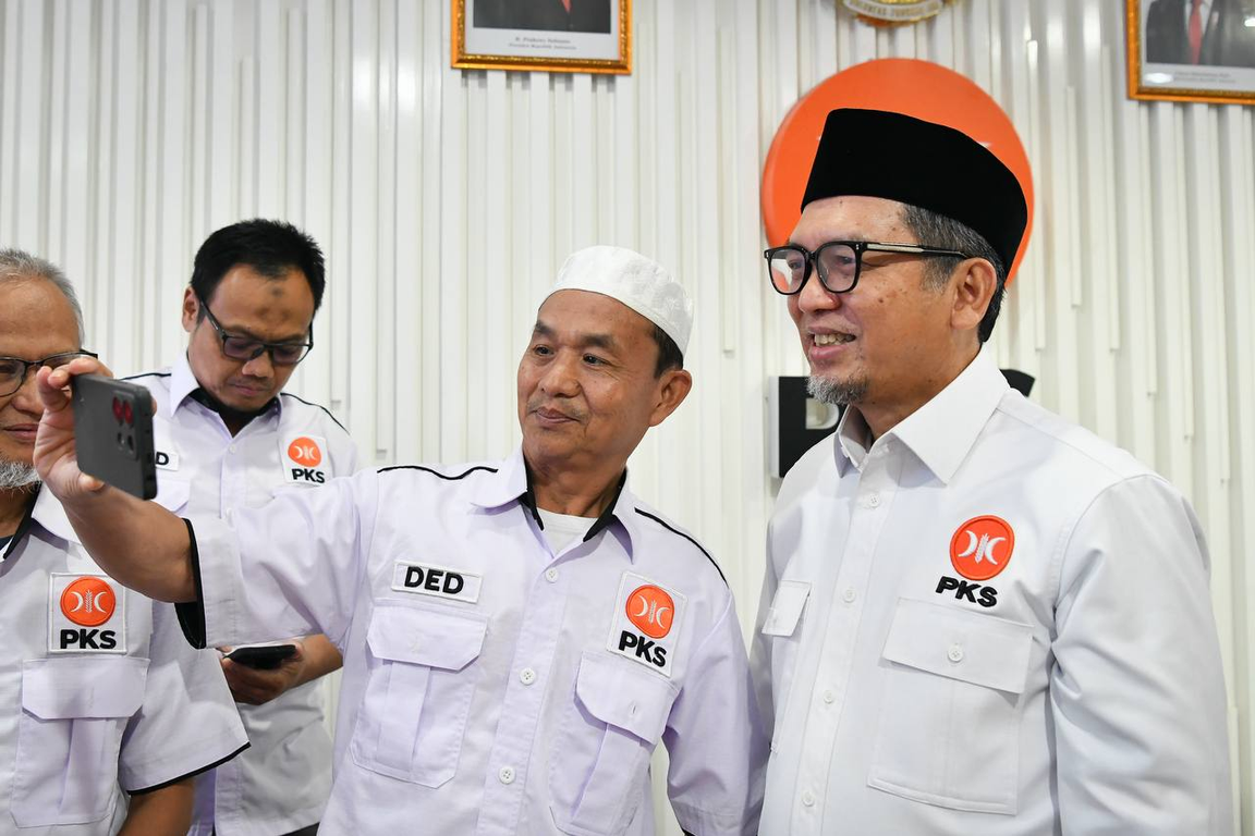 Salah satu kader PKS Wonogiri berpose selfie dengan Presiden PKS Almuzzammil Yusuf (Donny/PKSFoto)