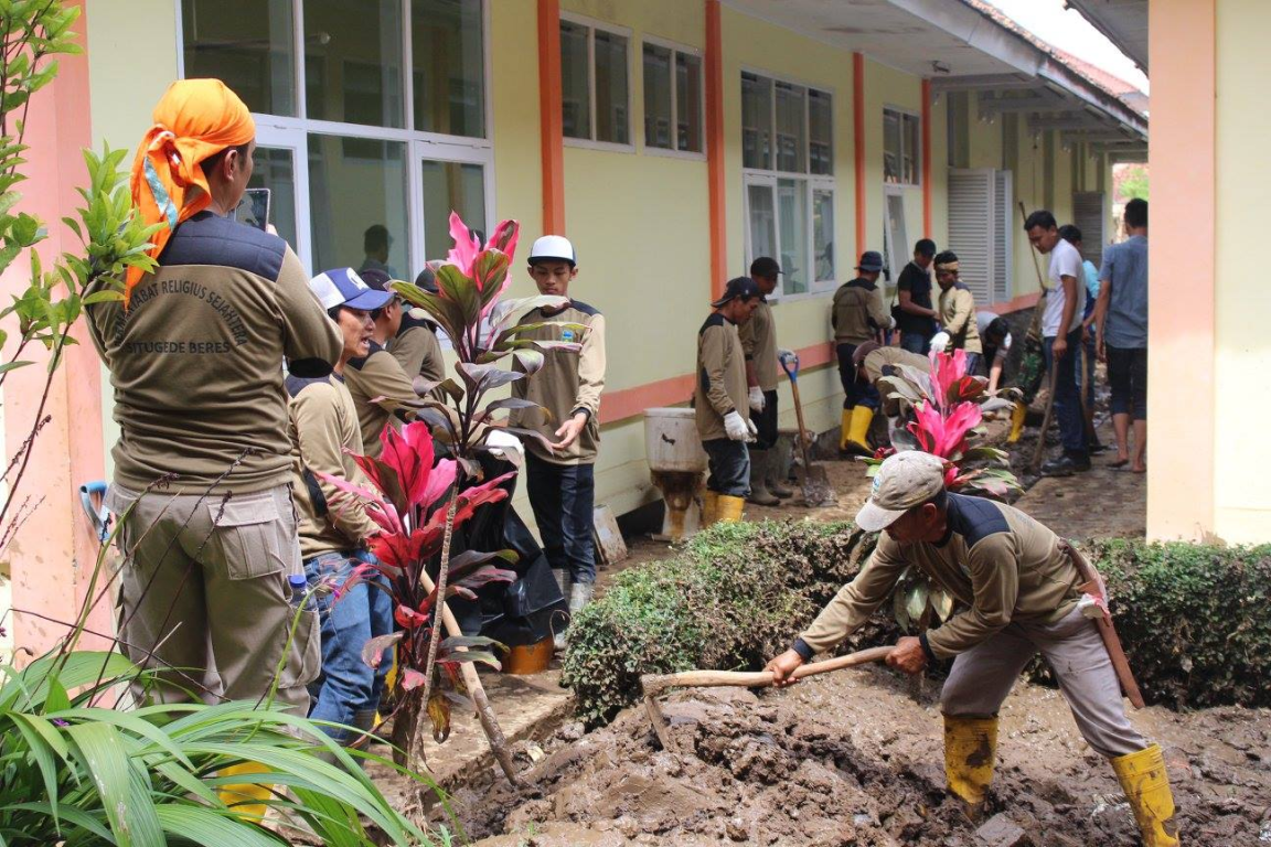 Relawan PKS membantu membuang lumpur di lokasi banjir Garut