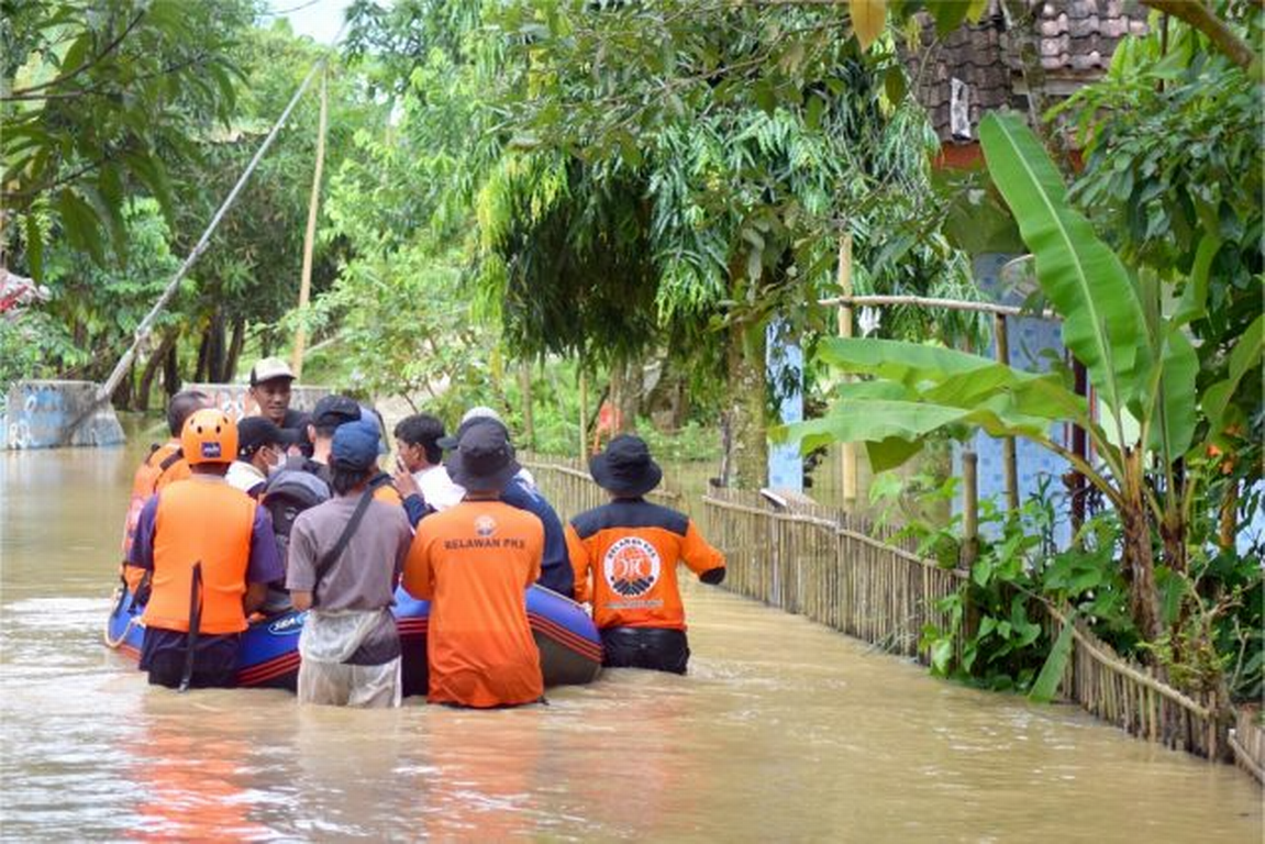 Kader PKS Salurkan Bantuan ke Korban Banjir di Patia