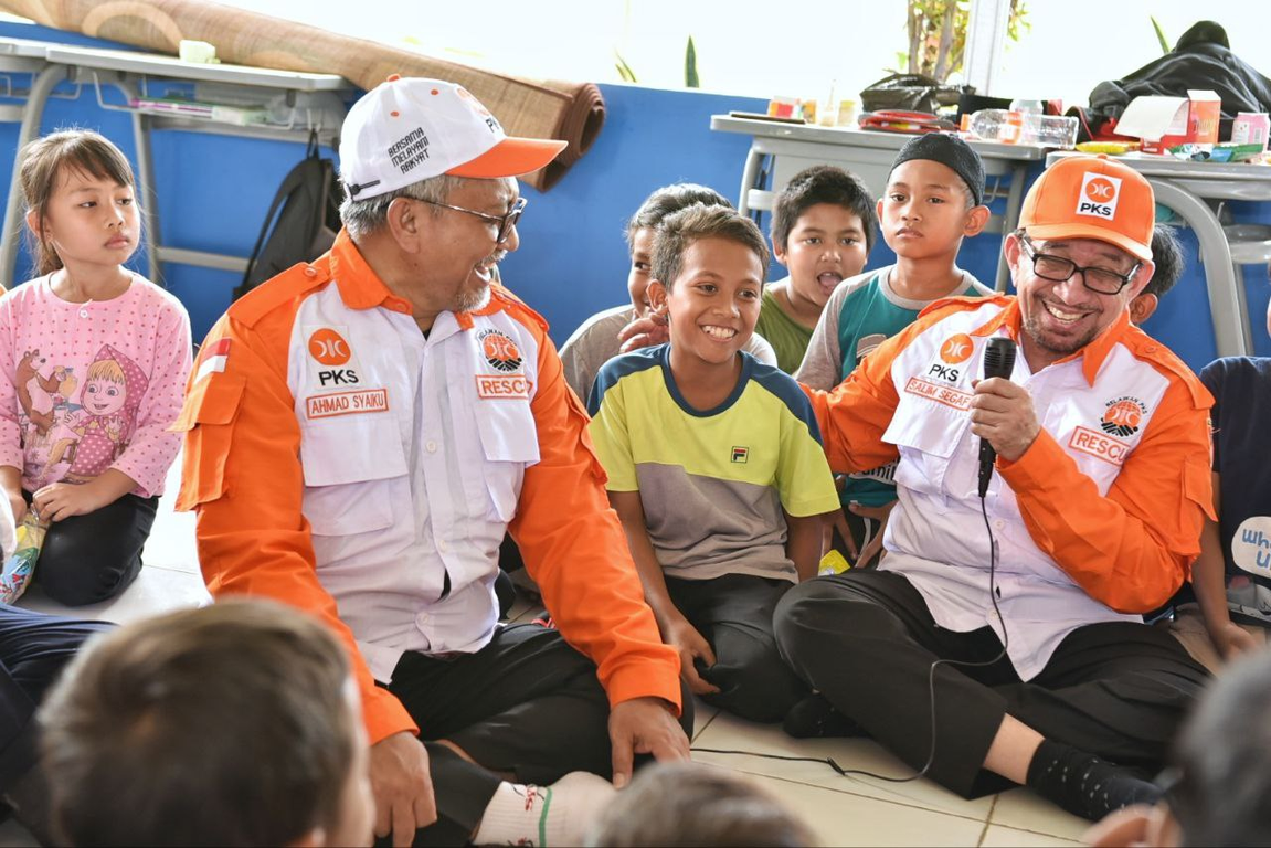 Ketua Majelis Syura PKS Dr. Salim Segaf Al Jufri dan Presiden PKS Ahmad Syaikhu bercengkerama dengan anak-anak pengungsi gempa Cianjur (Donny/PKSFoto)