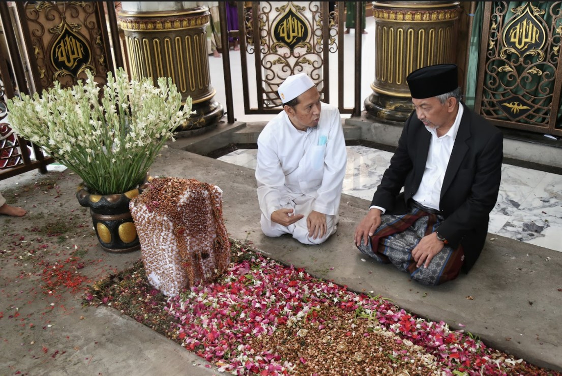 Presiden PKS Ahmad Syaikhu berziarah ke makam Syichona Cholil Bangkalan. (Dhani)