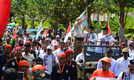 Ketua Majelis Syura PKS, Dr. Salim Segaf Al Jufri dan Presiden Partai Keadilan Sejahtera, Ahmad Syaikhu, long march bersama peserta Aksi Simpatik PKS “Selamatkan Kemanusiaan di Gaza” pada Sabtu, 24/05/25